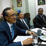 Datuk Masidi Majun explains to the Sabah media the Sumatran rhino situation in Sabah, 20 August 2013 rsz