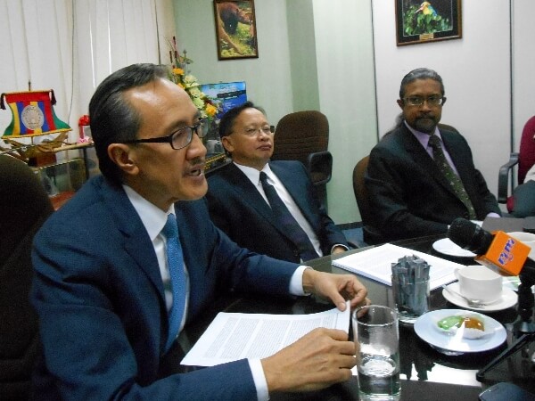 Datuk Masidi Majun explains to the Sabah media the Sumatran rhino situation in Sabah, 20 August 2013 rsz